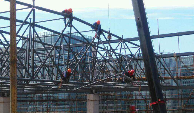 根河论网架装配施工中搭设脚手架应当留神的事故